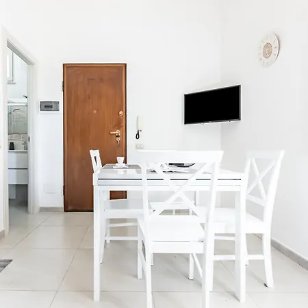 Comfy Close To The Station With Courtyard Апартаменты Кальяри