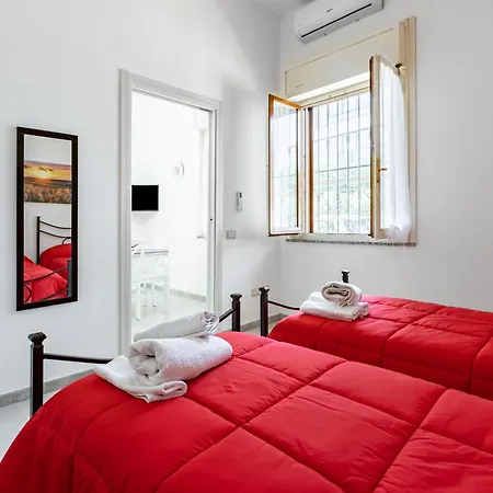 Comfy Close To The Station With Courtyard