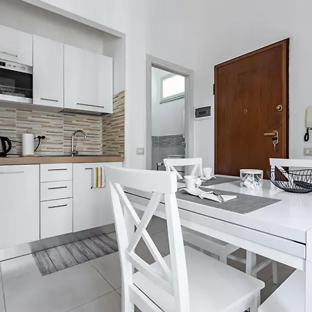 Guesthost - Comfy Close To The Station With Courtyard *