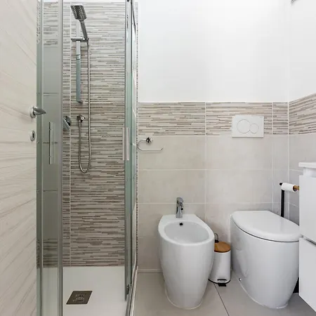 Guesthost - Comfy Close To The Station With Courtyard *