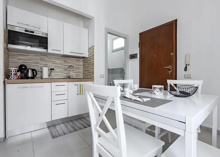 Guesthost - Comfy Close To The Station With Courtyard *