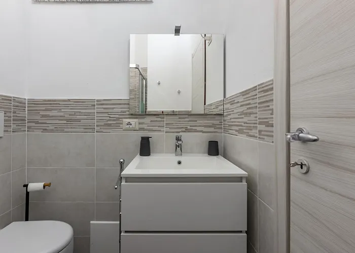 Guesthost - Comfy Close To The Station With Courtyard Κάλιαρι