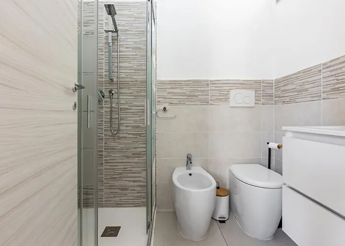 Guesthost - Comfy Close To The Station With Courtyard *